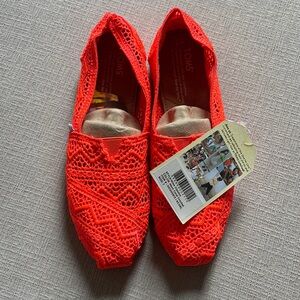 TOMS NWT Neon Coral Crochet Womens size 7 shoes.